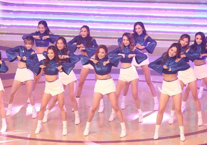 无线台庆|港姐三点式比基尼热舞 网嘲似啤酒妹