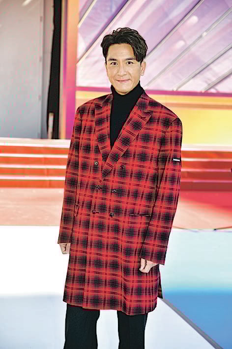 无线节目巡｜蔡思贝抛胸抢镜站中间　朱凯婷走光成为全场焦点