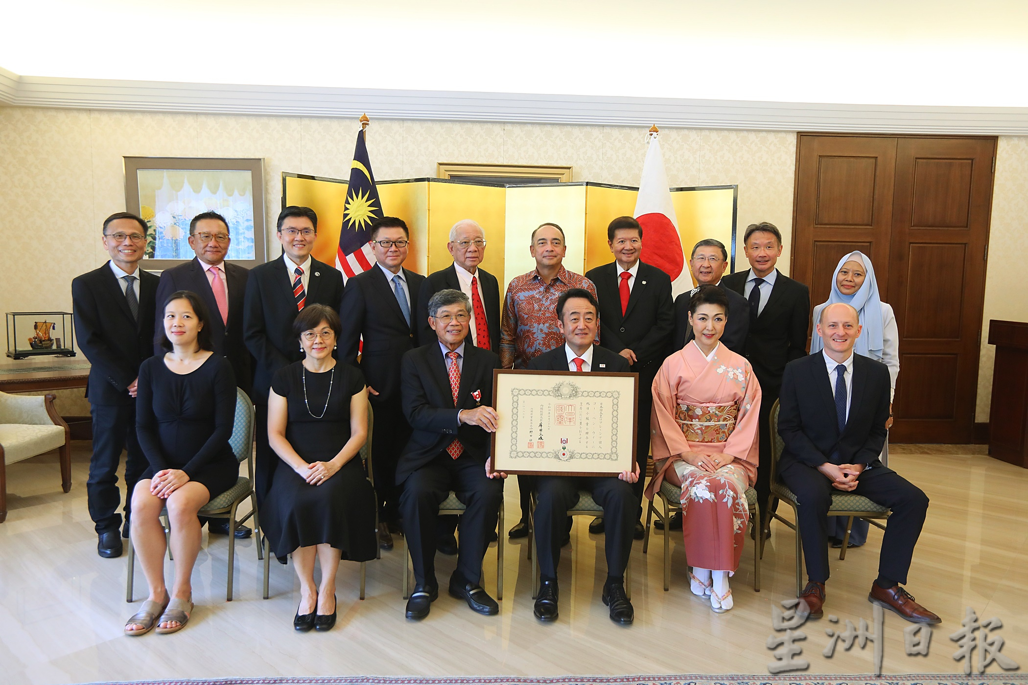 日本驻马大使馆颁发旭日小绶章予银湖环宇创办人吴炳炜