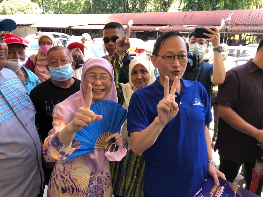 旺姐与丘应权拜票巧遇