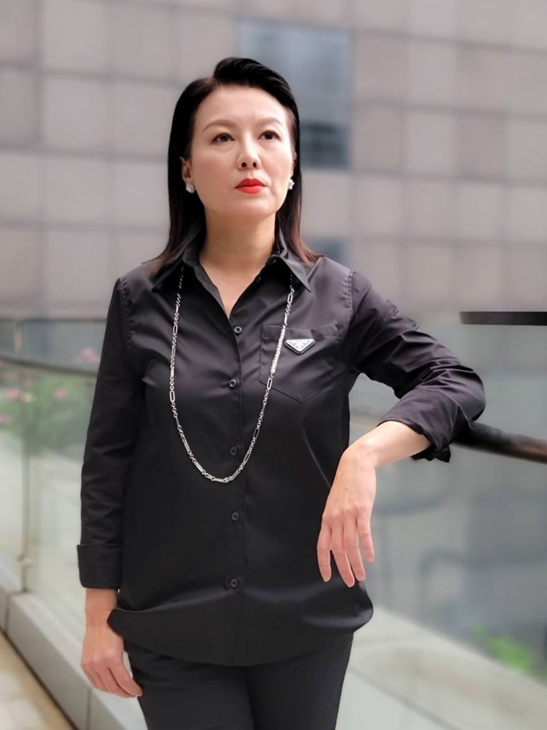 晒大钻戒不藏了!51岁苗可丽闪电公开喜讯