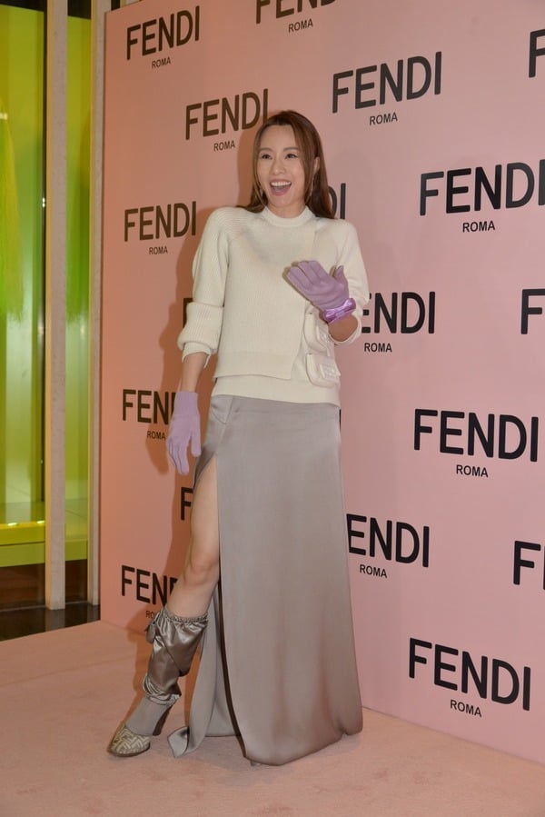 晒泳装照谢票派福利 邓丽欣点名林明祯接力