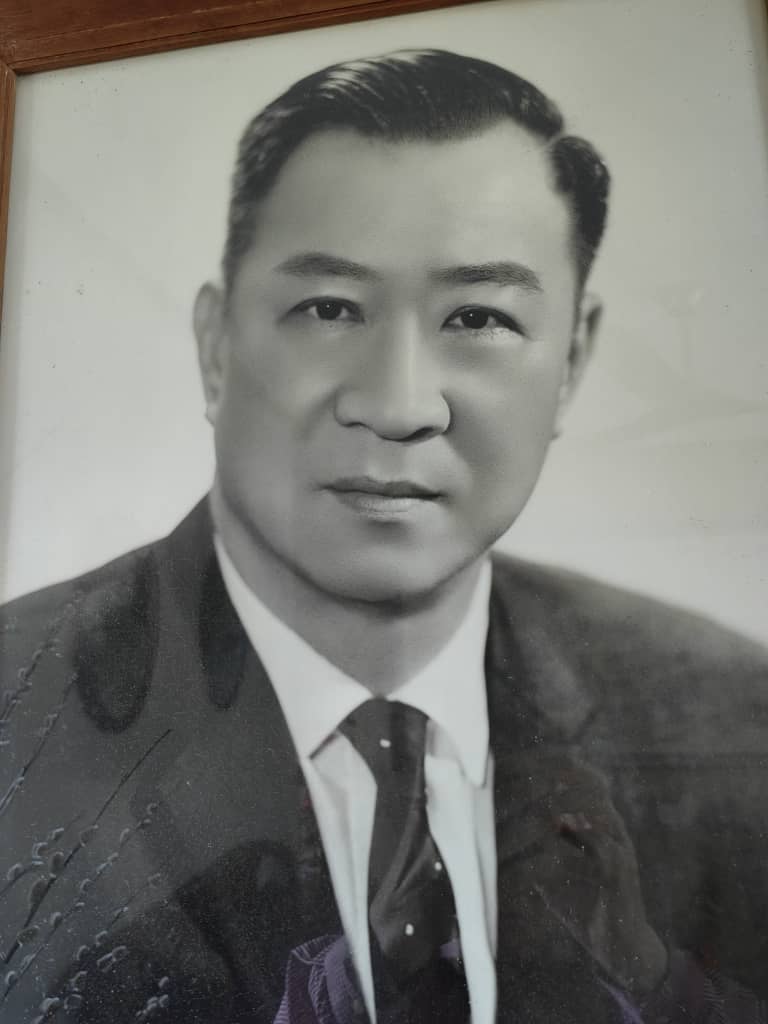 以父名义捐500万给华研