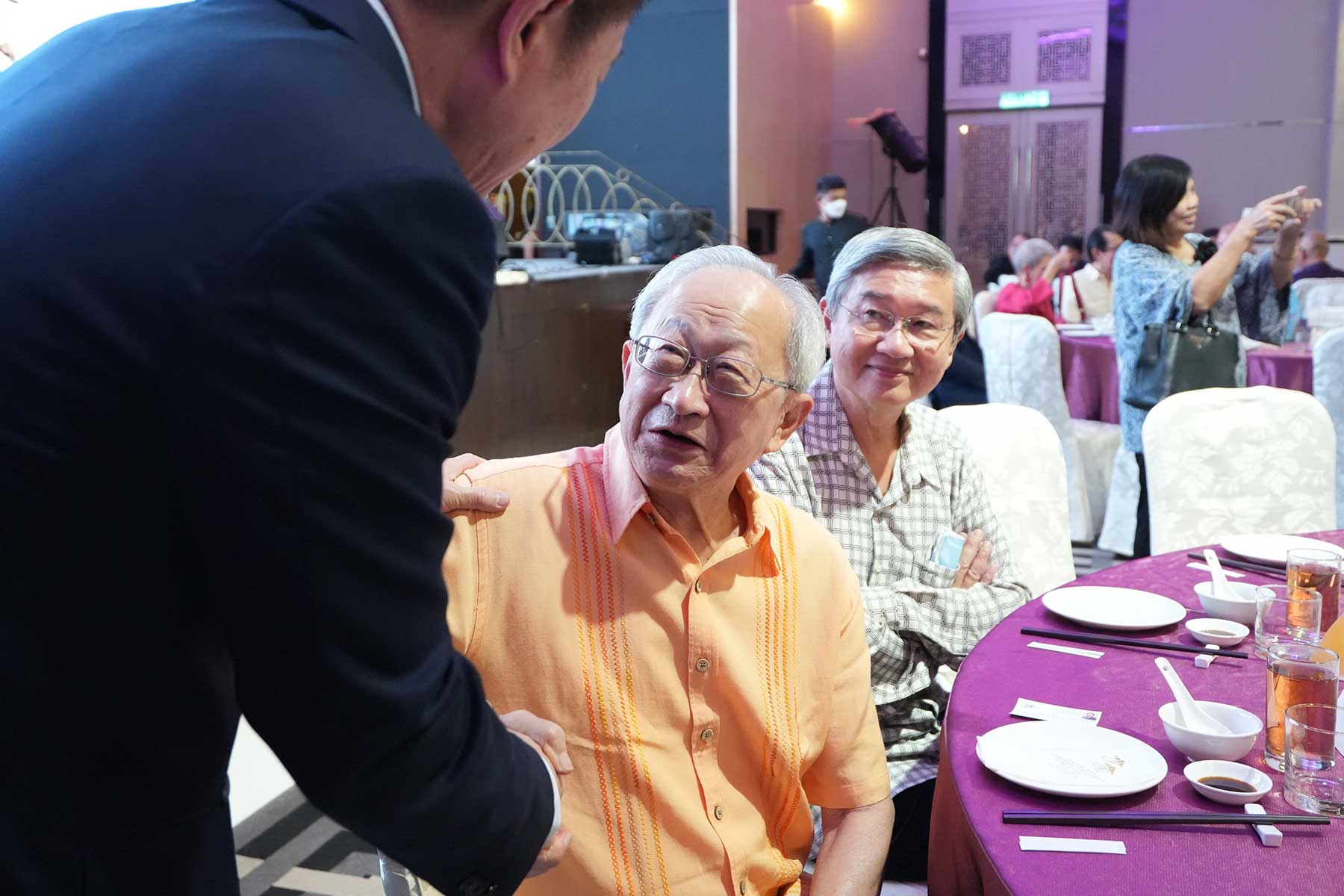 以父名义捐500万给华研