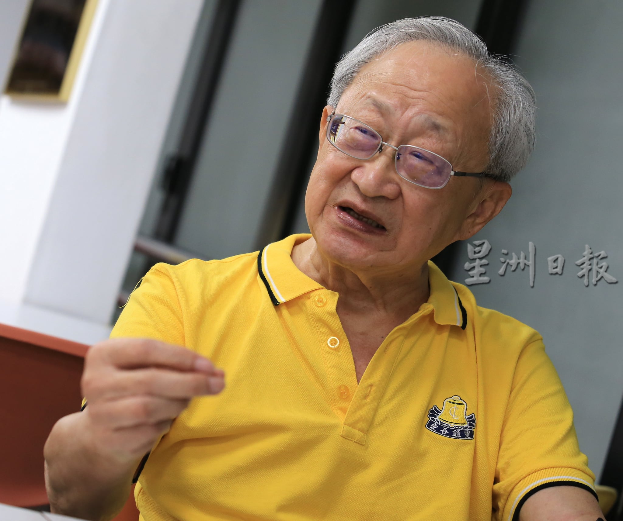 以父名义捐500万给华研