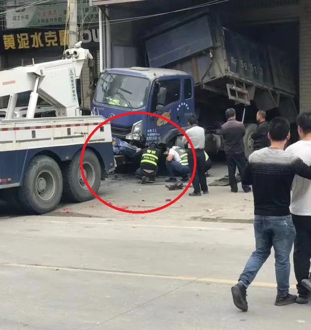 有视频／失控狂飙2公里致2死3伤 特斯拉：司机全程未踩刹车