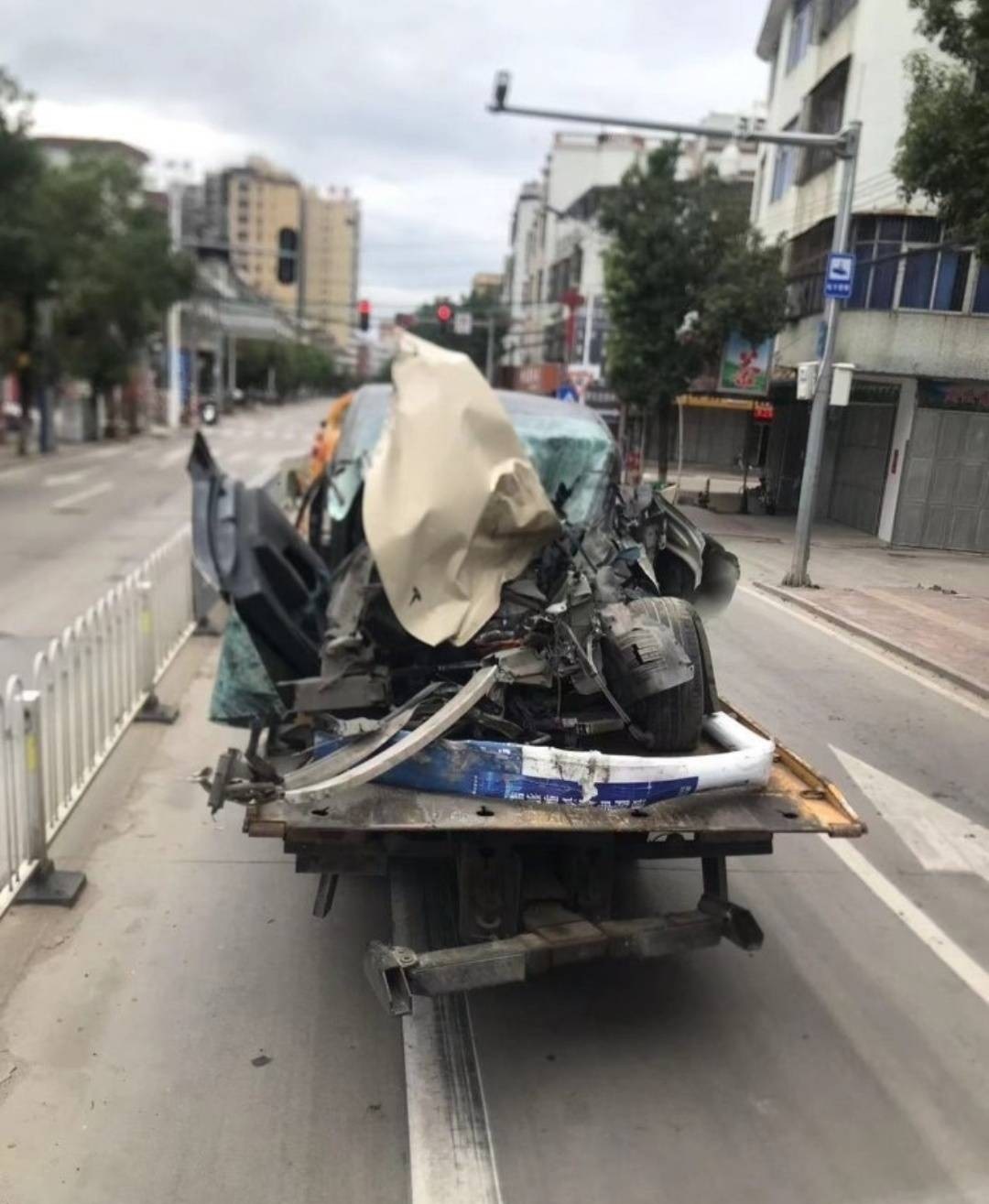 有视频／失控狂飙2公里致2死3伤 特斯拉：司机全程未踩刹车