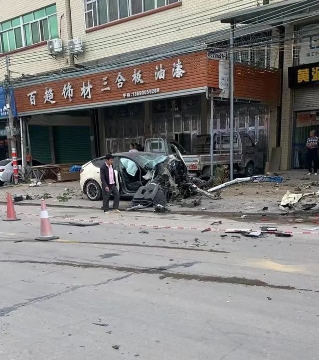 有视频／失控狂飙2公里致2死3伤 特斯拉：司机全程未踩刹车