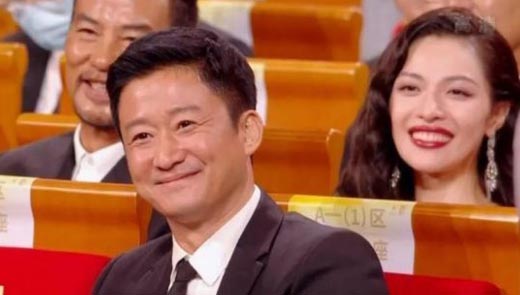 朱一龙熬12年夺金鸡影帝  吴京陪跑笑容生硬