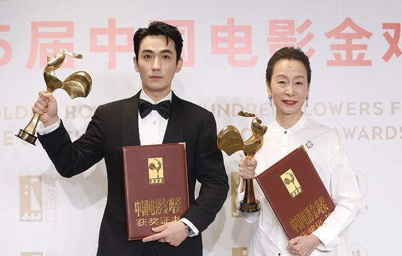 朱一龙熬12年夺金鸡影帝  吴京陪跑笑容生硬