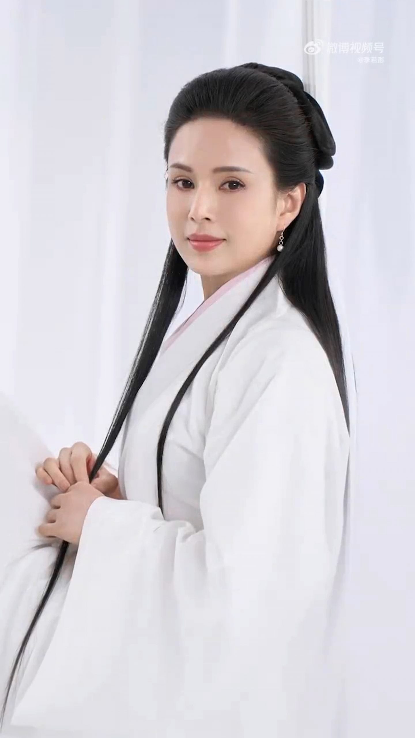 李若彤相隔27年再扮“小龙女” 零变化引惊叹