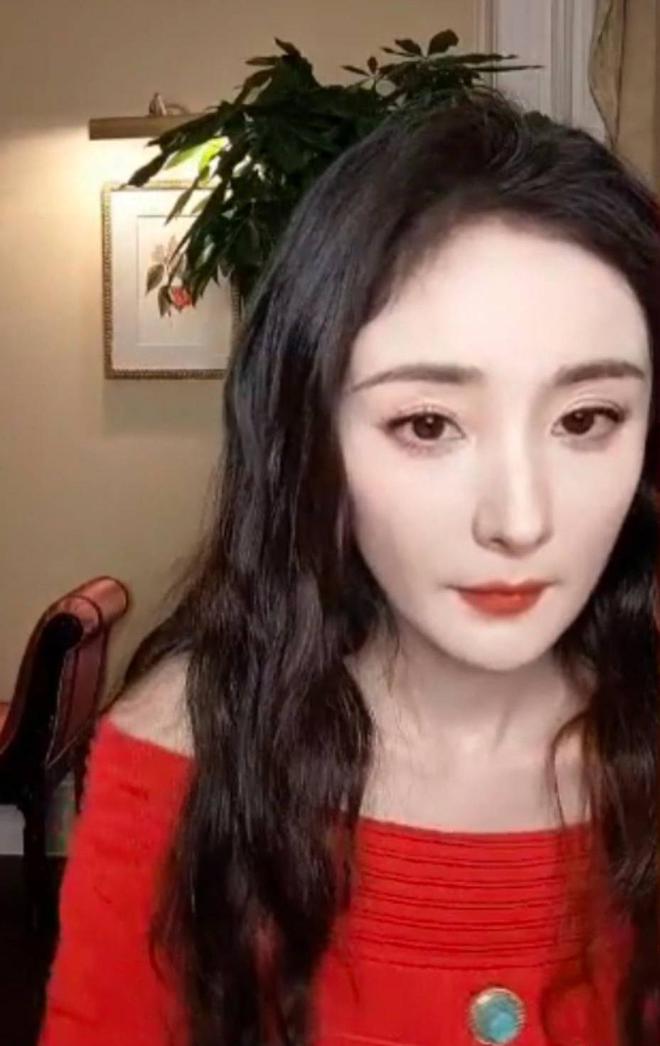 杨幂直播翻车被嘲脸垮 粉丝归咎滤镜瘦脸惹祸