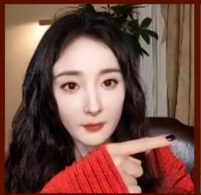 杨幂直播翻车被嘲脸垮 粉丝归咎滤镜瘦脸惹祸