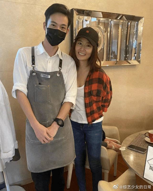 林心如合体霍建华素颜合照路人 5岁女儿超萌肉腿意外入镜