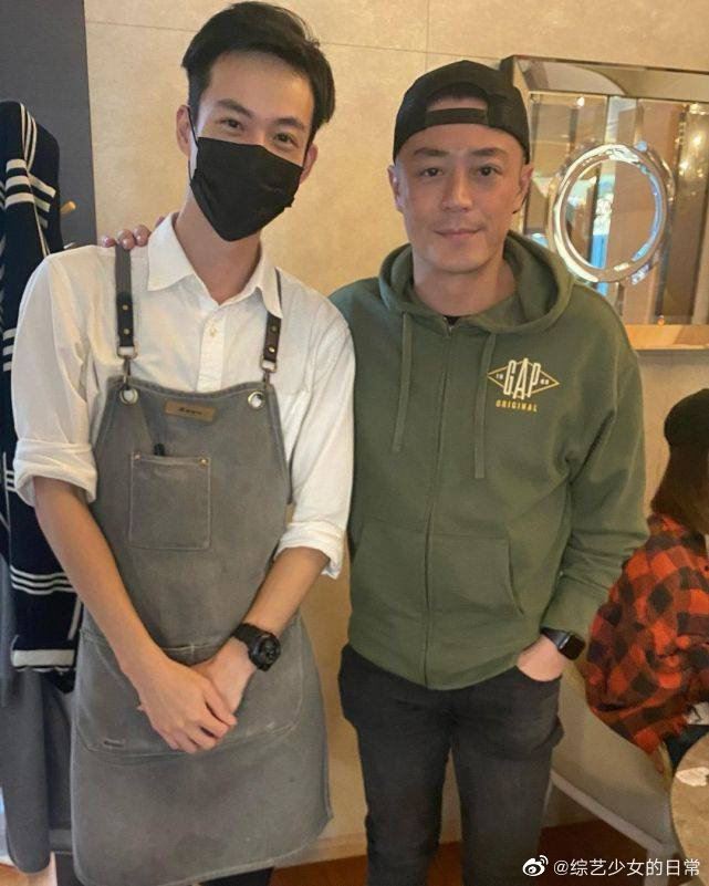 林心如合体霍建华素颜合照路人 5岁女儿超萌肉腿意外入镜