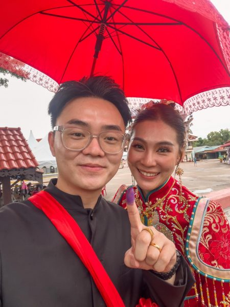 办妥婚事赶往投票中心 新人穿婚服投票