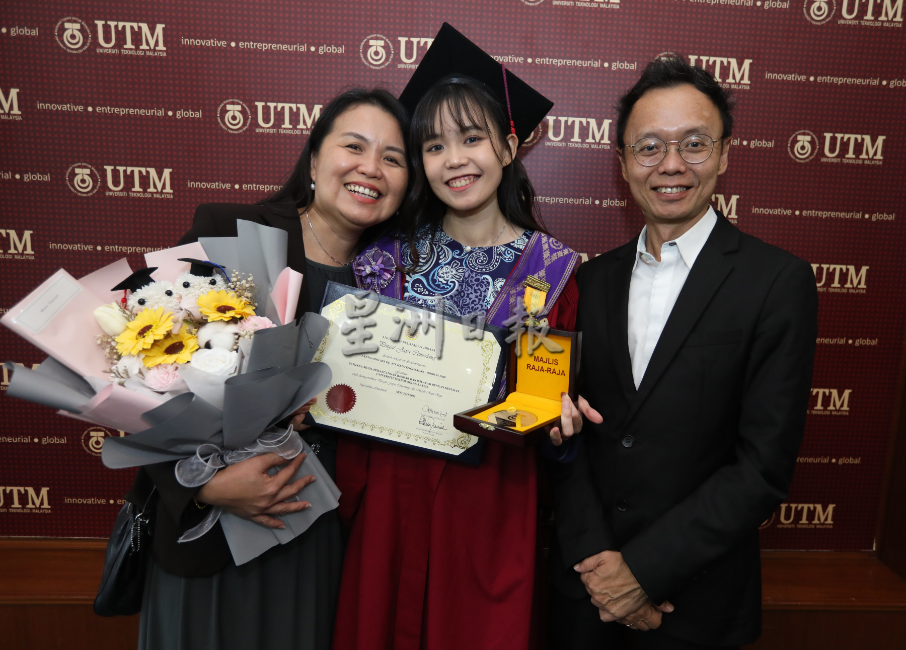 柔：新闻：马来西亚工艺大学7934名毕业生高唱骊歌