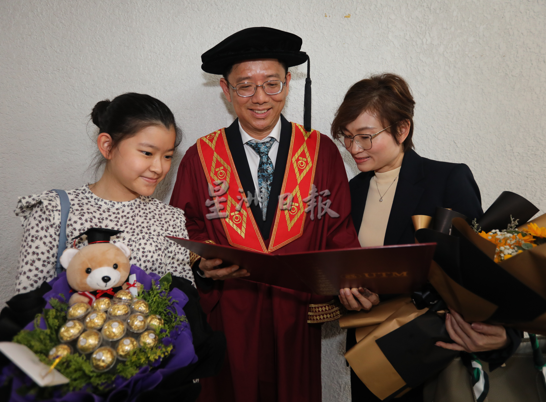柔：新闻：马来西亚工艺大学7934名毕业生高唱骊歌