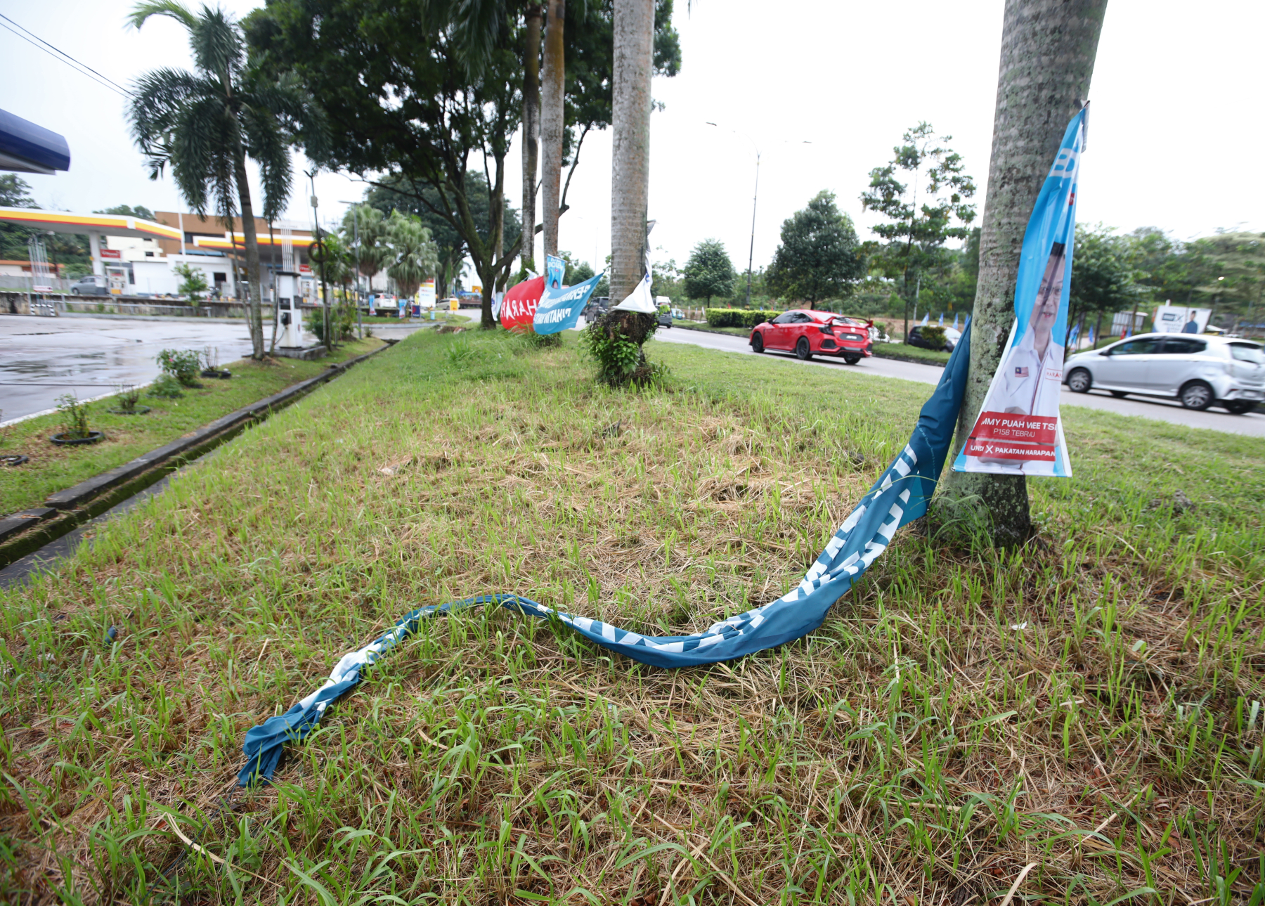 柔:第二版头条:【特稿】:竞选宣传品风雨后已东歪西倒,是时候还市景原样