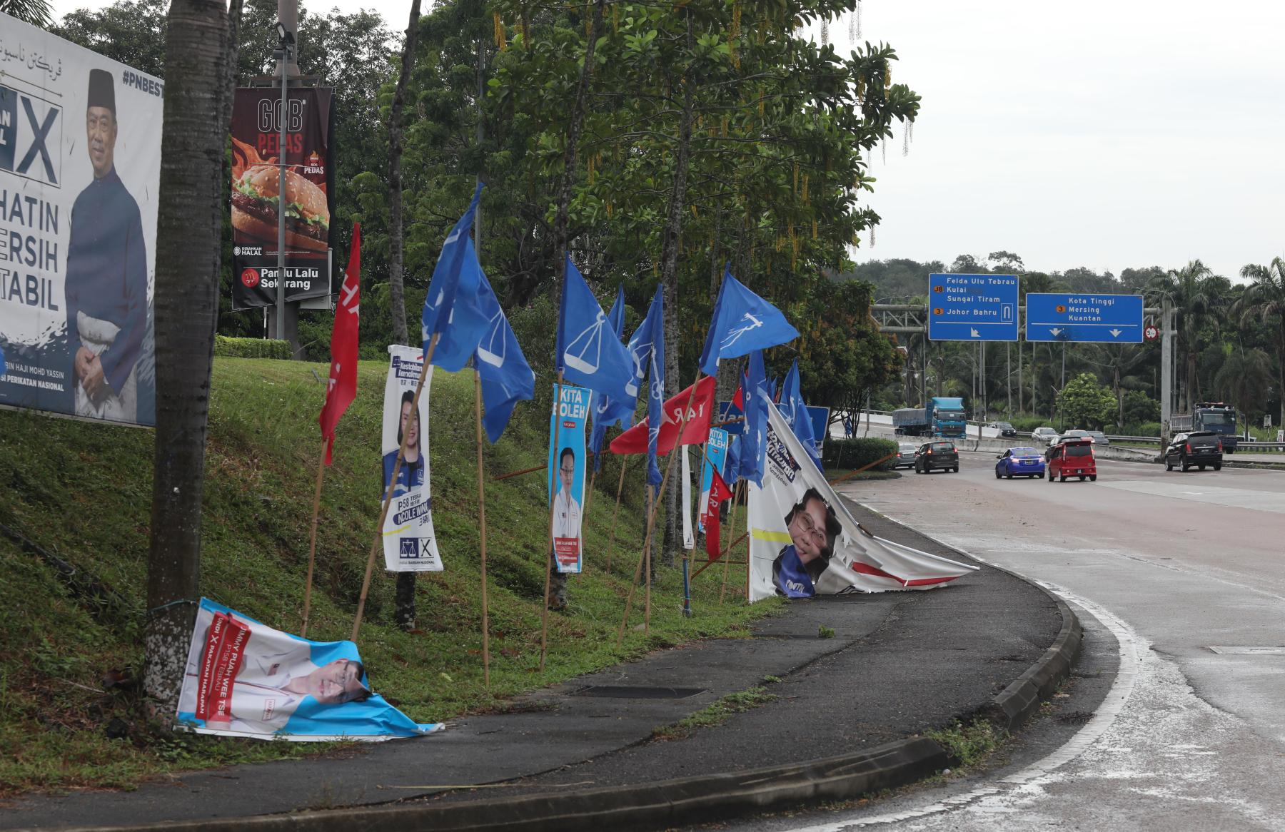 柔:第二版头条:【特稿】:竞选宣传品风雨后已东歪西倒,是时候还市景原样