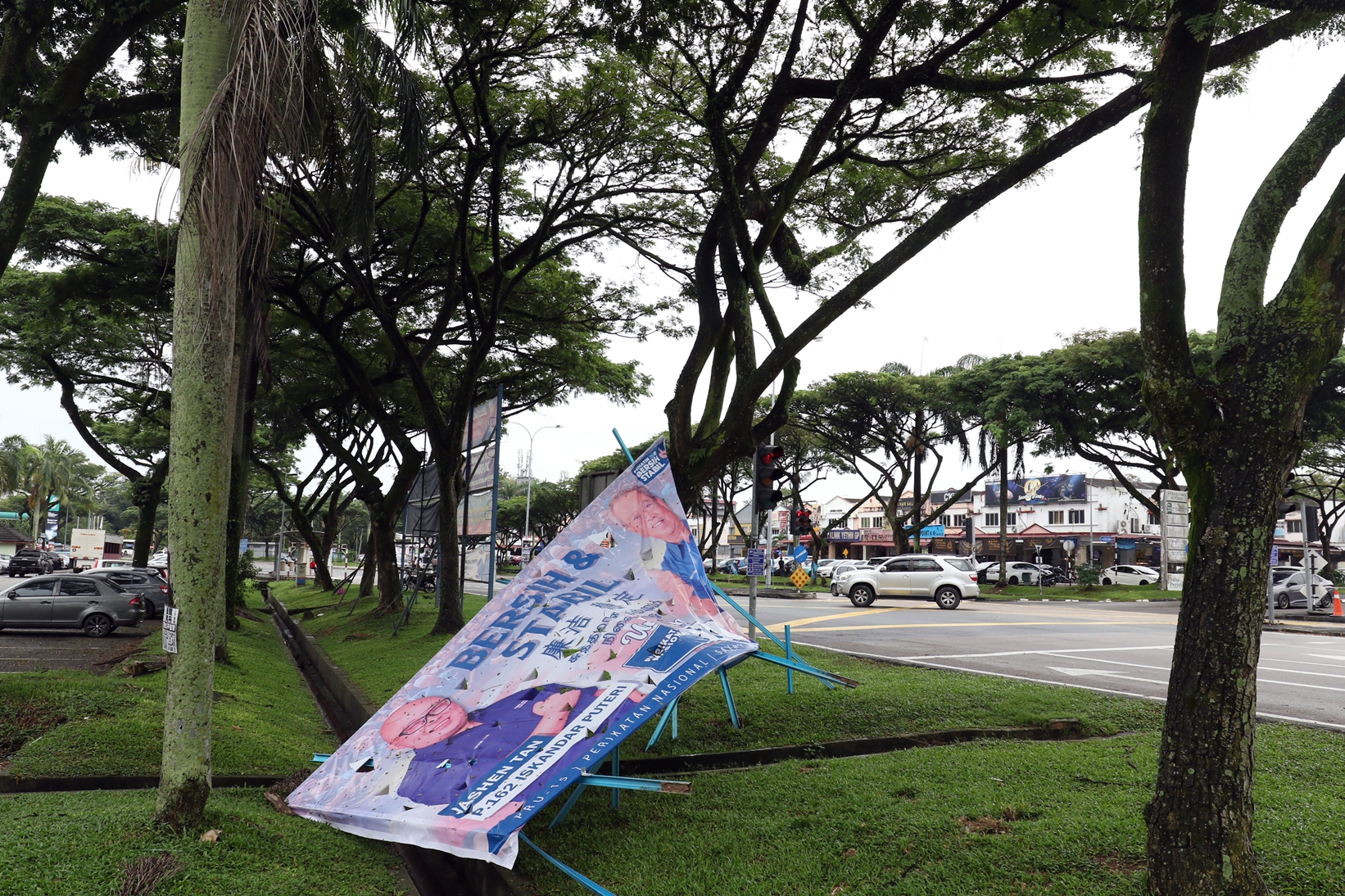 柔:第二版头条:【特稿】:竞选宣传品风雨后已东歪西倒,是时候还市景原样