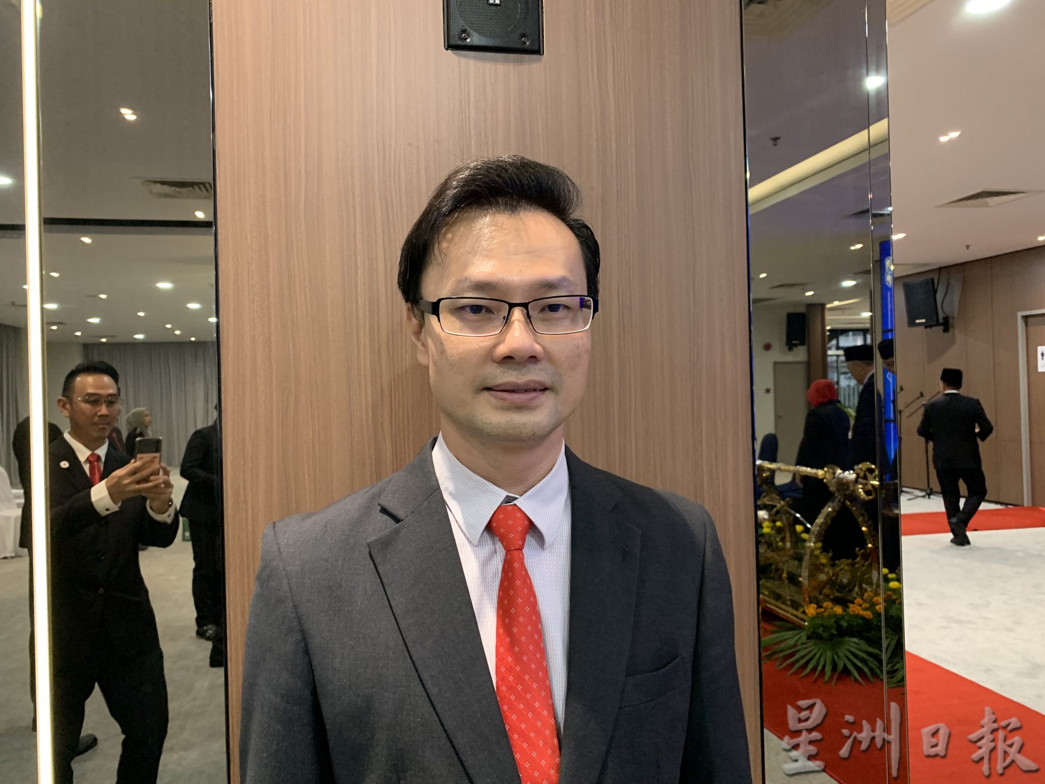 柔:第二版头条:【特稿】:竞选宣传品风雨后已东歪西倒,是时候还市景原样