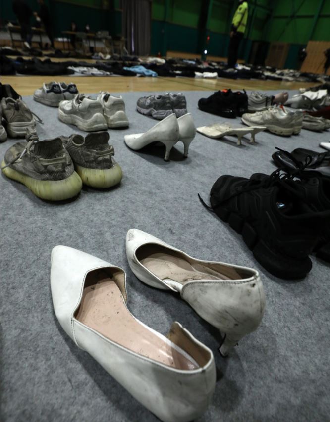 梨泰院踩踏事故失物招领处:鞋子摆满一地 有眼镜被踩碎