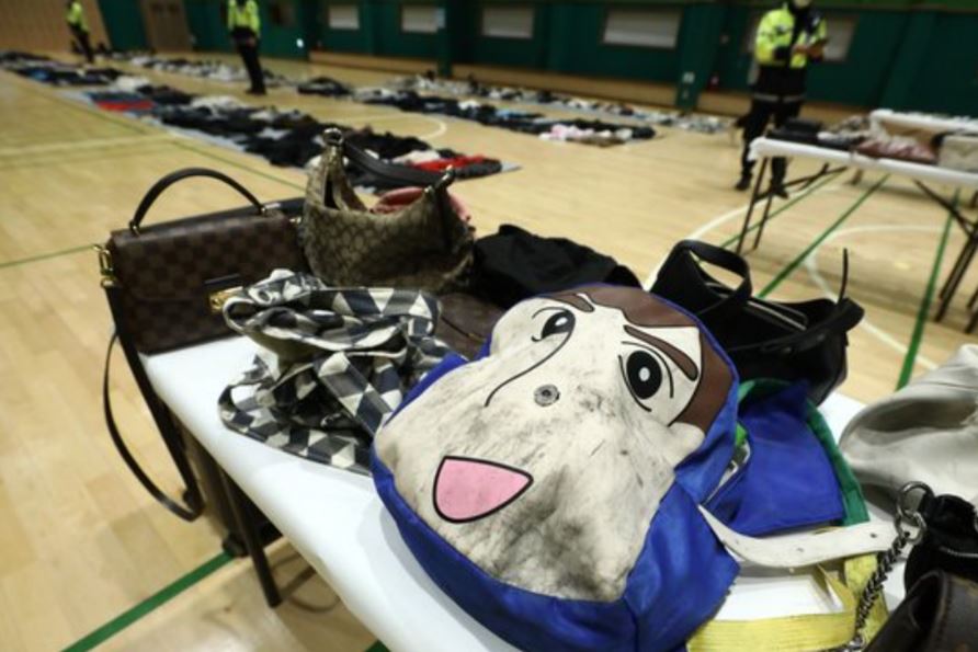 梨泰院踩踏事故失物招领处:鞋子摆满一地 有眼镜被踩碎