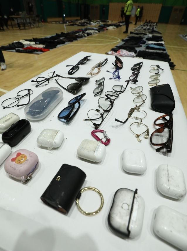 梨泰院踩踏事故失物招领处:鞋子摆满一地 有眼镜被踩碎