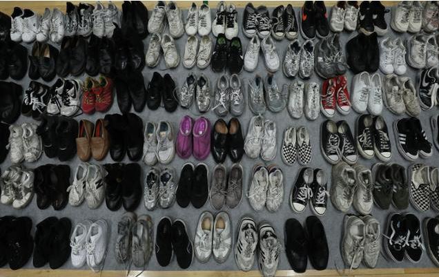 梨泰院踩踏事故失物招领处:鞋子摆满一地 有眼镜被踩碎