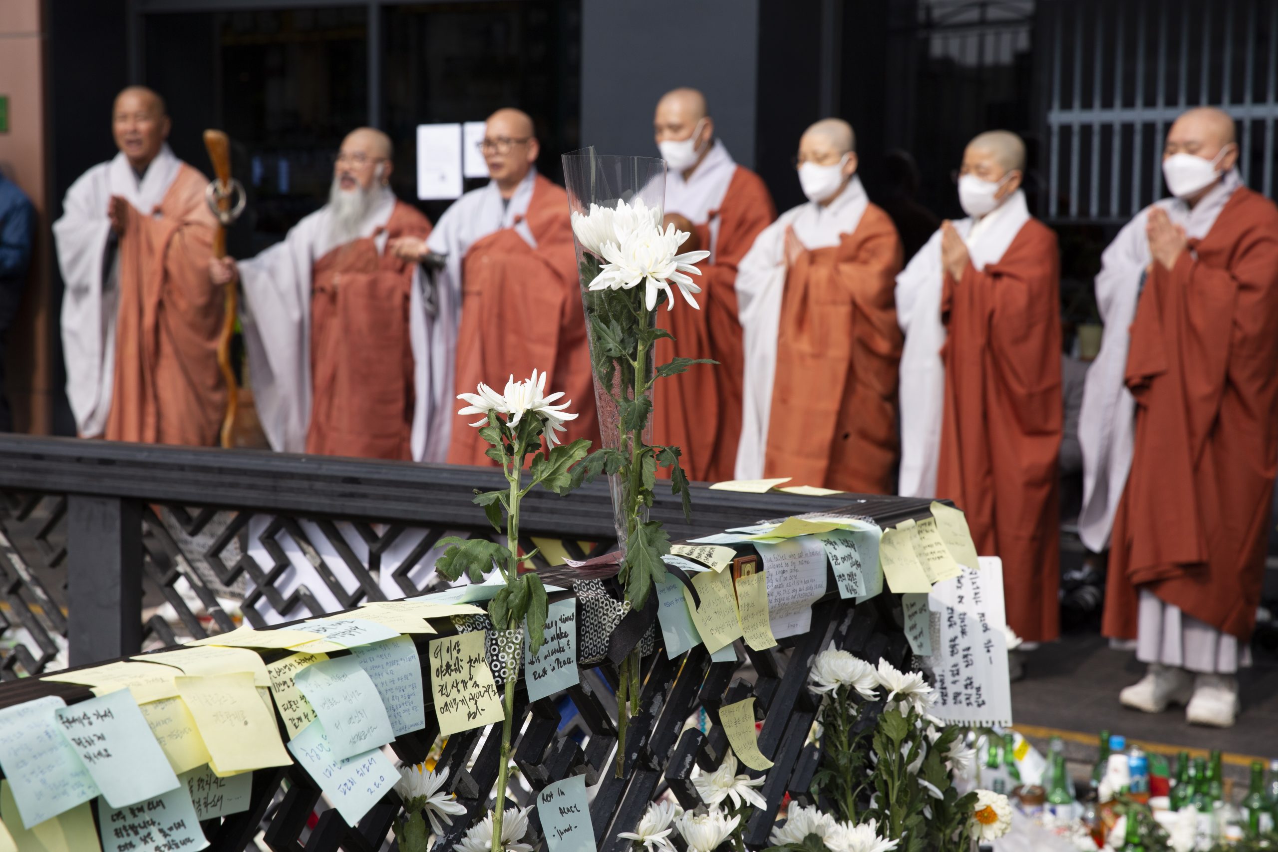 梨泰院踩踏意外再增1死酿155亡 警察厅长鞠躬道歉