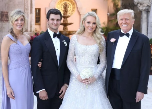 次女嫁富商男友 特朗普开心挽手行红地毡