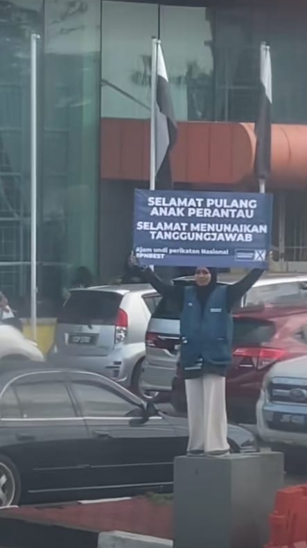 每票必争！回乡投票 政党大字报欢迎​ 大学生受宠若惊