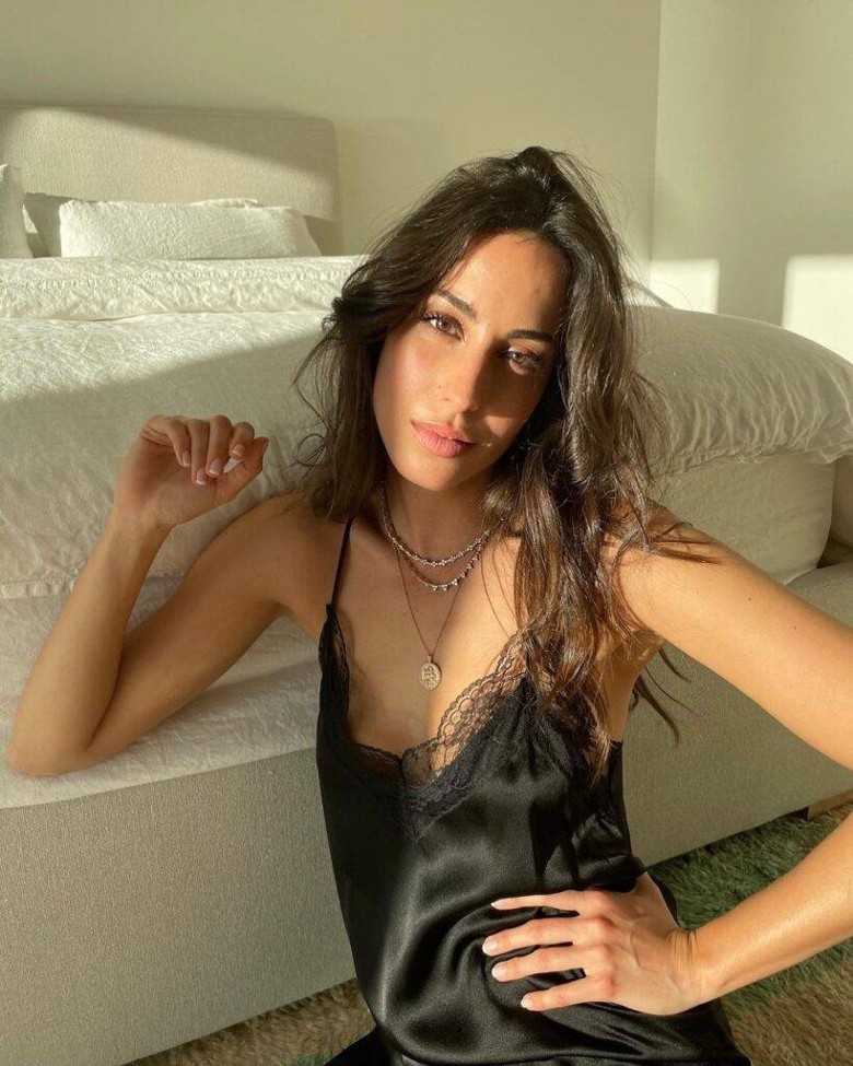  毕彼特携小29岁新欢看演唱会 亲密互动全被捕获