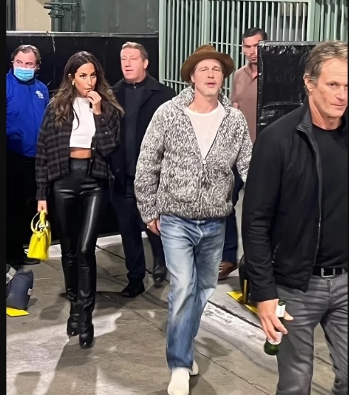  毕彼特携小29岁新欢看演唱会 亲密互动全被捕获