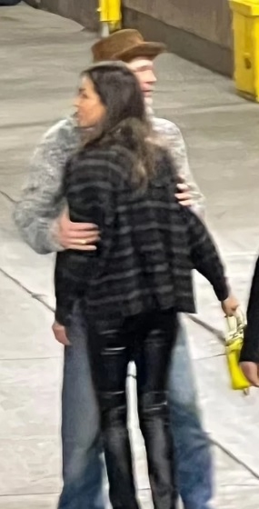  毕彼特携小29岁新欢看演唱会 亲密互动全被捕获