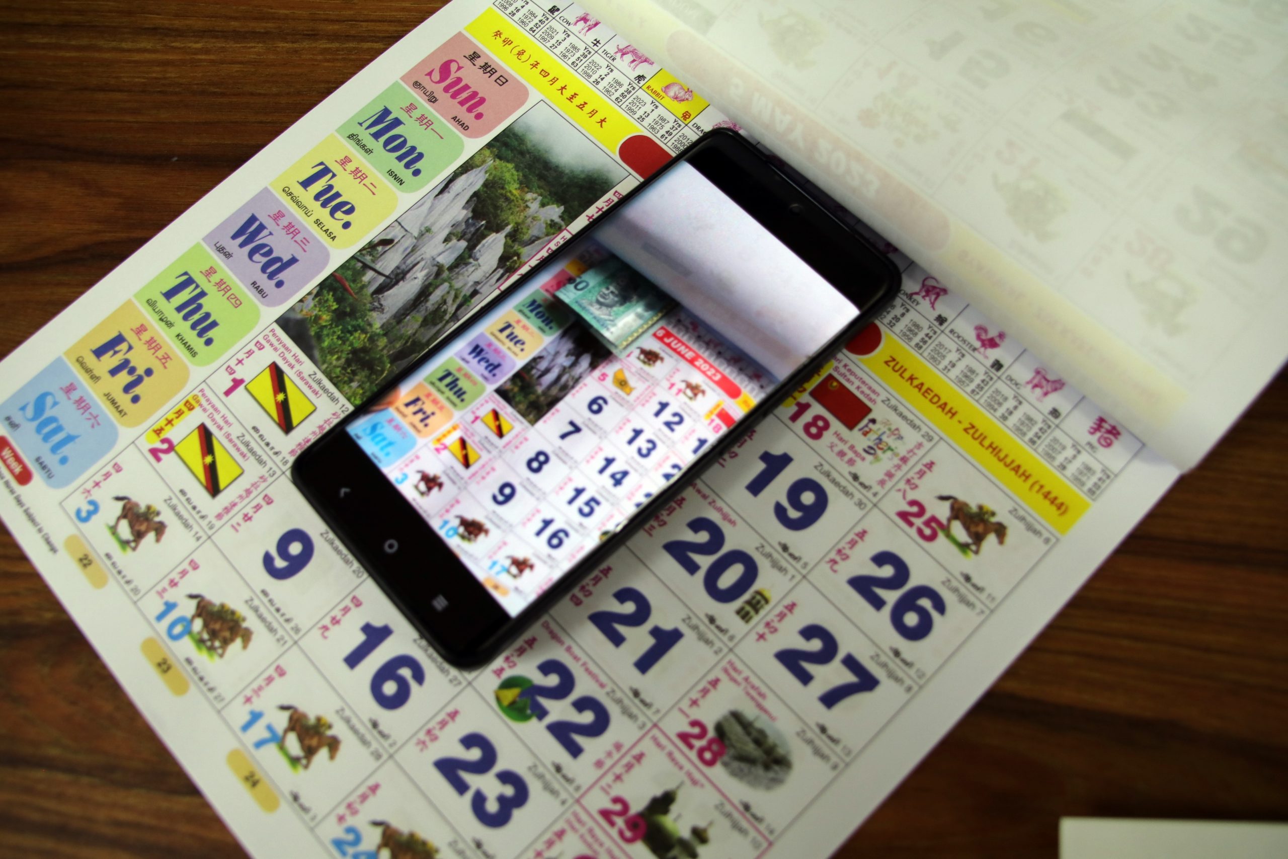 求真/全国版:莎哈宁在月历中夹50令吉现钞贿选?假的!