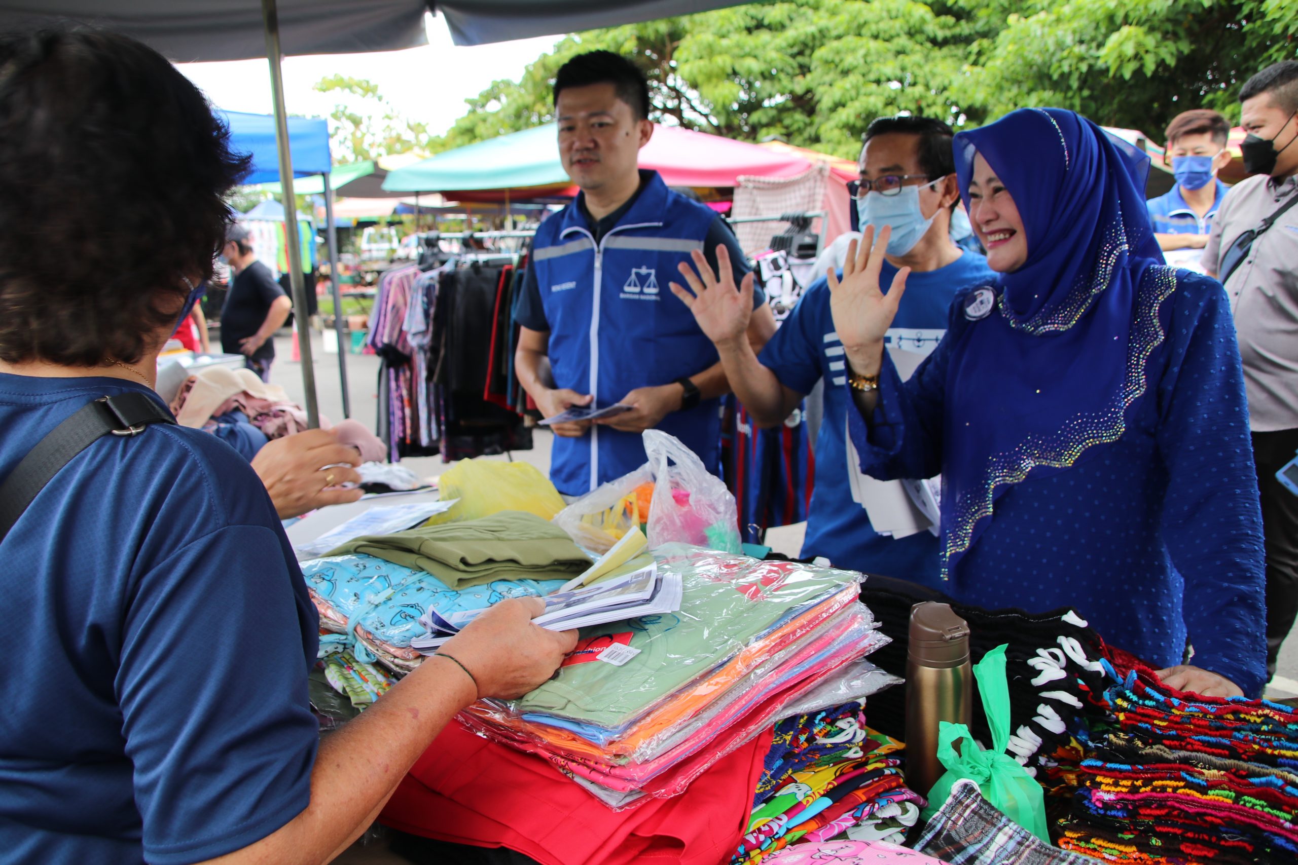 求真/全国版:莎哈宁在月历中夹50令吉现钞贿选?假的!