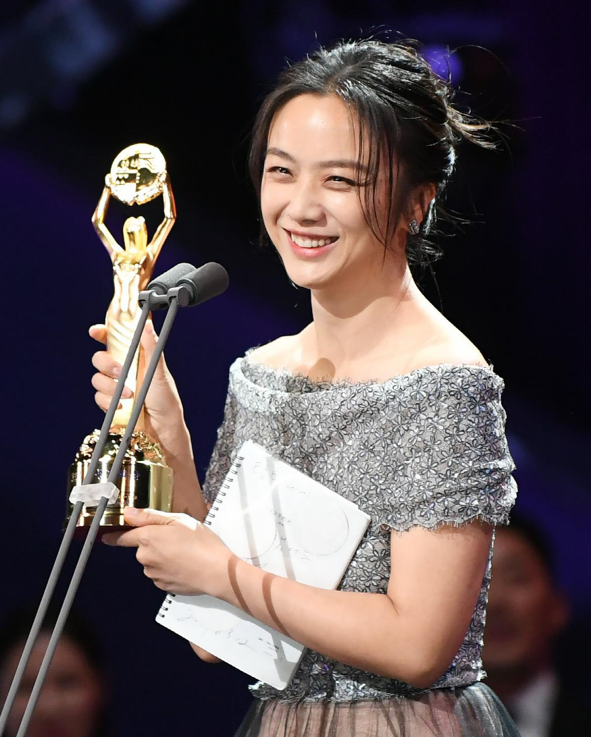 汤唯成青龙奖首位华人影后  喊话父母“关上手机”