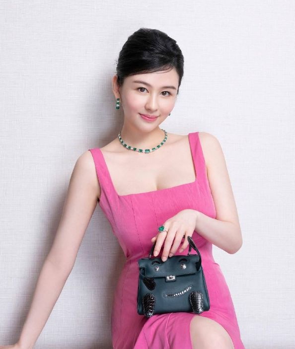 沈月拍广告太豪气  身旁1个小包131万