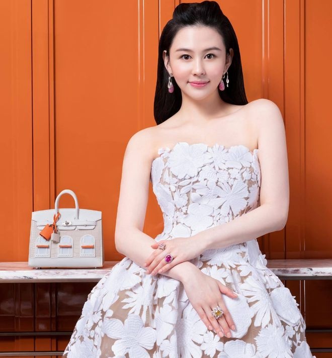 沈月拍广告太豪气  身旁1个小包131万