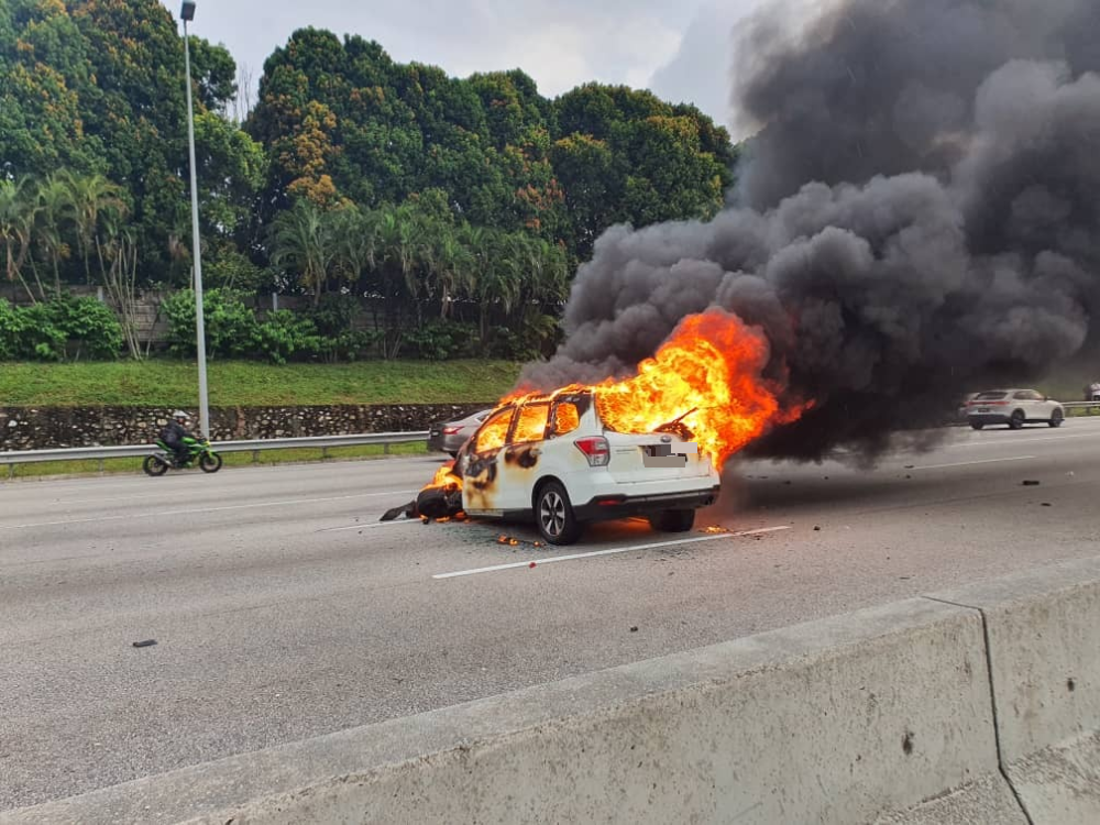 沙亚南大道4车连环撞·一辆休旅车起火
