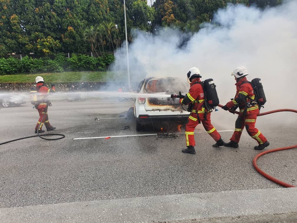 沙亚南大道4车连环撞·一辆休旅车起火
