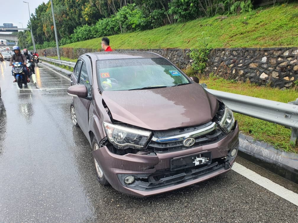 沙亚南大道4车连环撞·一辆休旅车起火