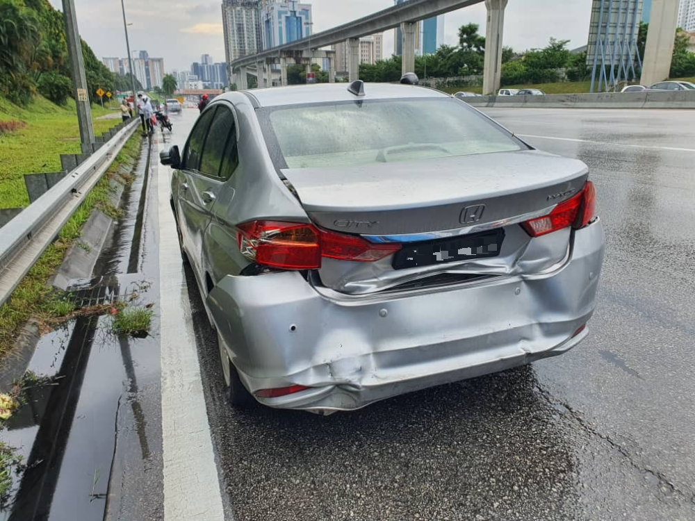 沙亚南大道4车连环撞·一辆休旅车起火