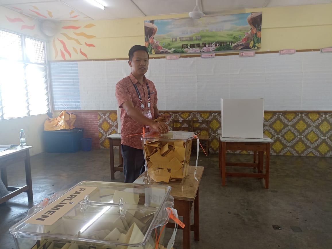 没有“插队”特权 候选人也要排队投票