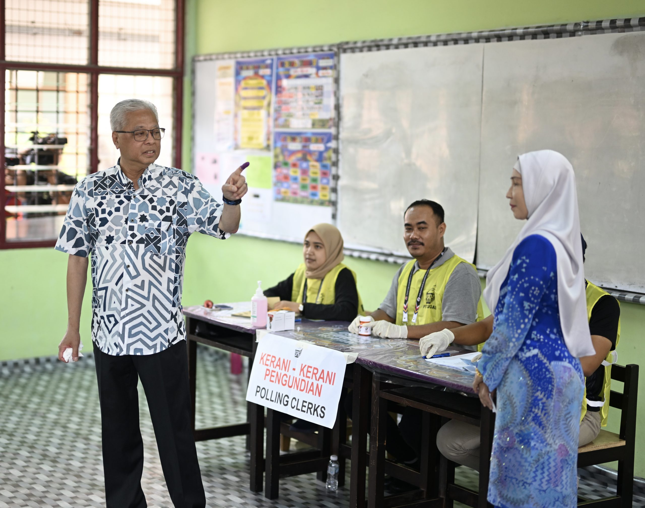没有“插队”特权 候选人也要排队投票