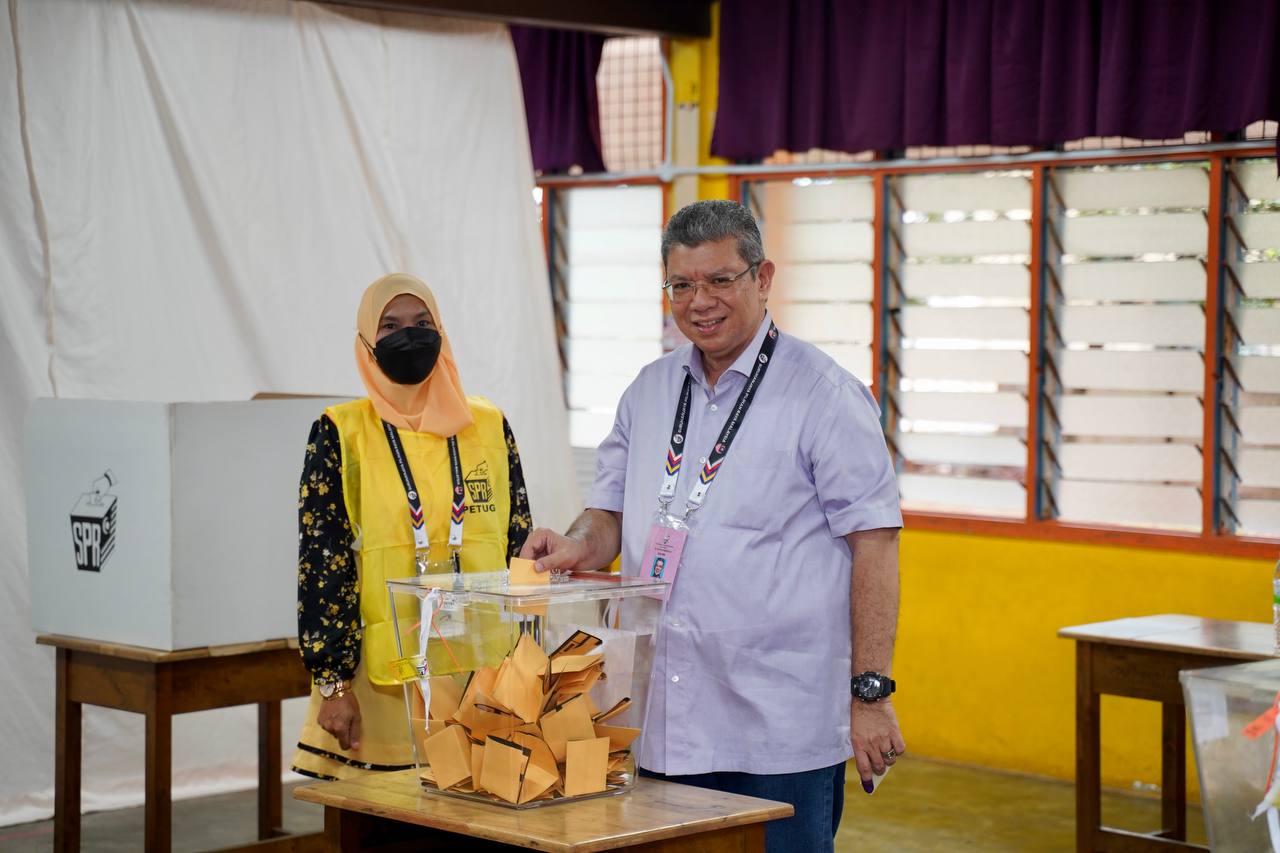没有“插队”特权 候选人也要排队投票