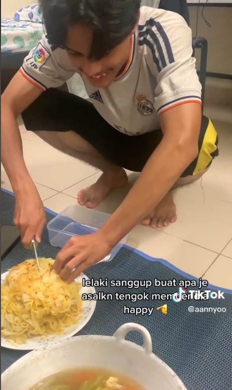 没钱买蛋糕以功夫面取代 月光族帮庆生 寿星哭了