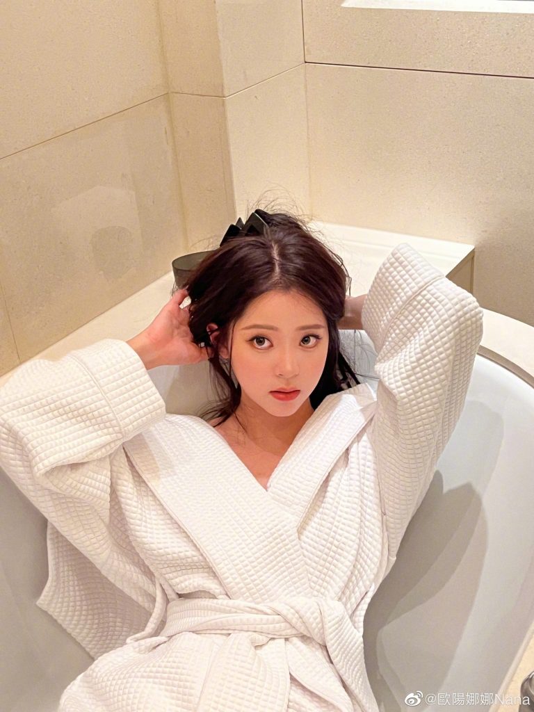 浴袍1件卖逾600令吉 欧阳娜娜被酸吃相难看